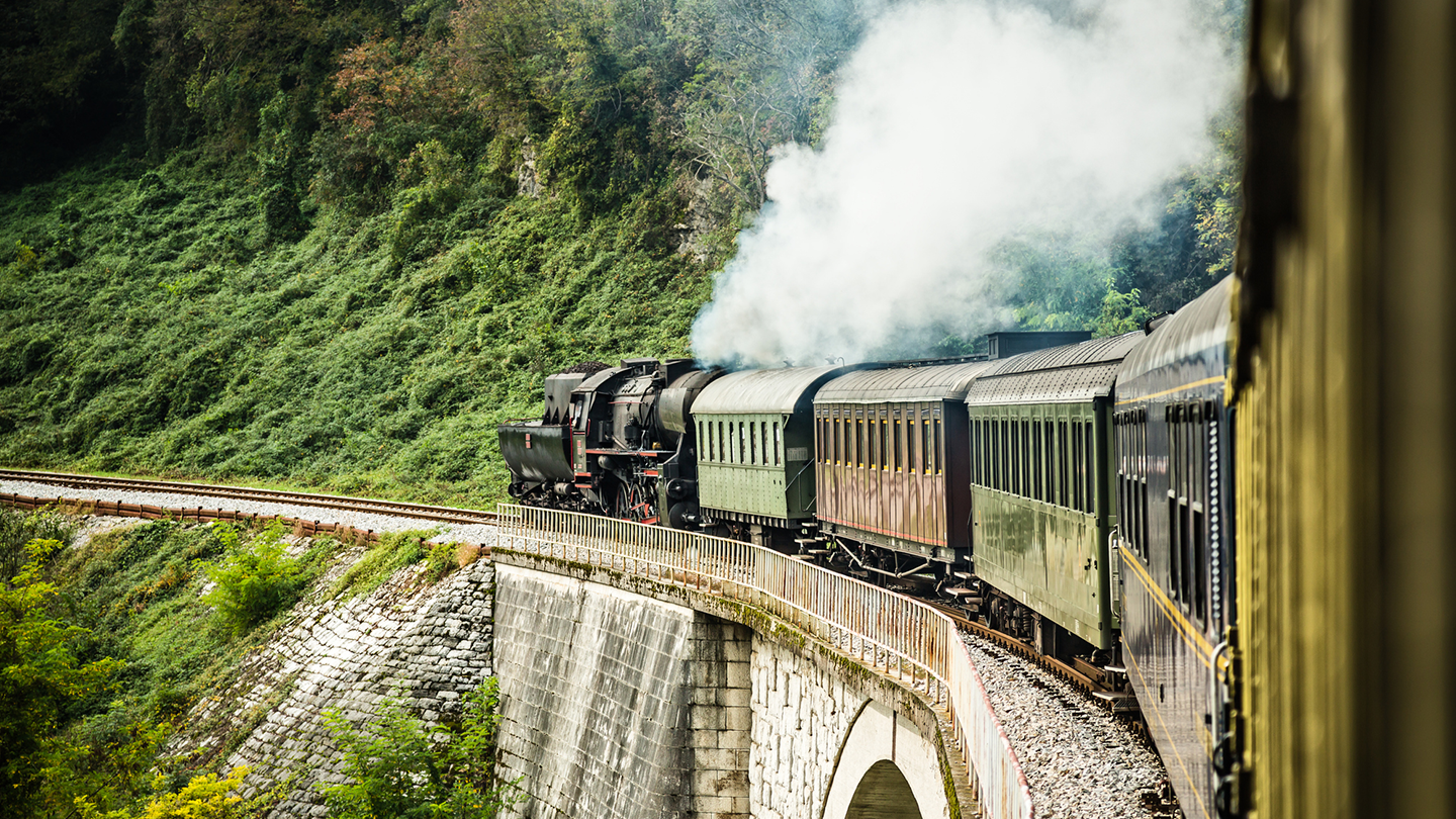 Dream train. Поезд в горах вертикальные. Пассажирский поезд фото. Поезда фото необычные. Поезд на воде.